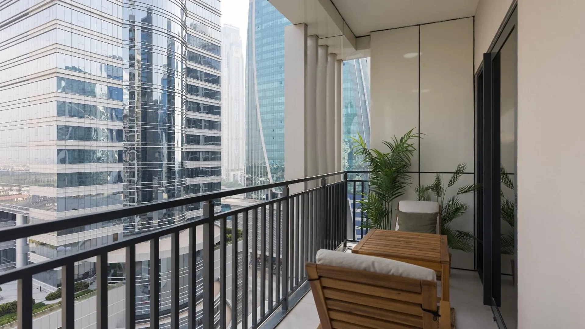 Quiet 1Br With River View Dubai